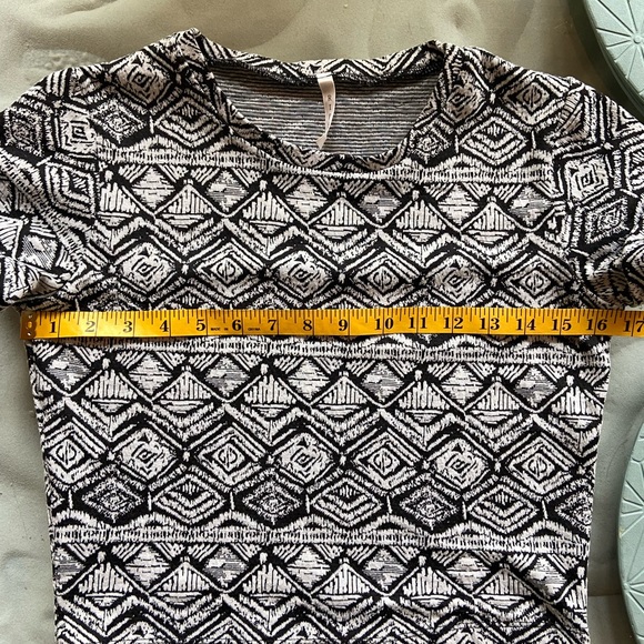 Patterned crop top, short sleeved. So cute! - Picture 6 of 6